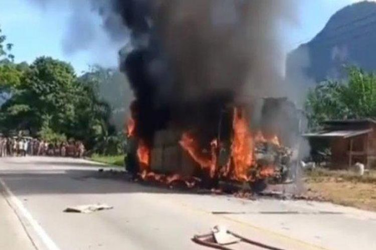 Sebuah bus milik perusahaan otobus (PO) Antar Lintas Sumatera (ALS) terbakar di Jalan Lintas Sumatera pada Jumat (13/5/2022) semalam. 

