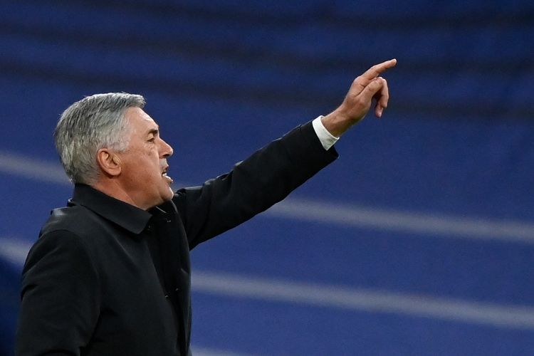 Pelatih Real Madrid, Carlo Ancelotti, bereaksi saat timnya melawan Deportivo Alaves dalam pertandingan LaLiga Spanyol di Santiago Bernabeu, 19 Februari 2022. Real Madrid menang 3-0.