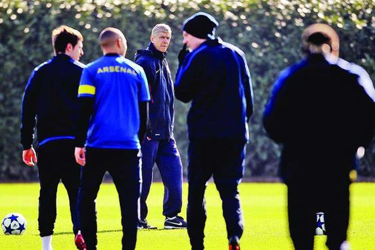 Pelatih Arsenal Arsene Wenger berada di tengah latihan tim asuhannya di St Albans, Inggris, Senin (7/3), menjelang  leg kedua babak 16 besar Liga Champions melawan Barcelona.