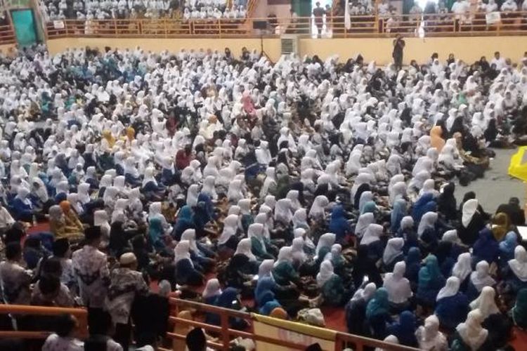 Ribuan guru di Kabupaten Subang, Jawa Barat sedang menerima penjelasan tentang metode pendidikan aplikatif di Purwakarta, Selasa (7/3/2017).



