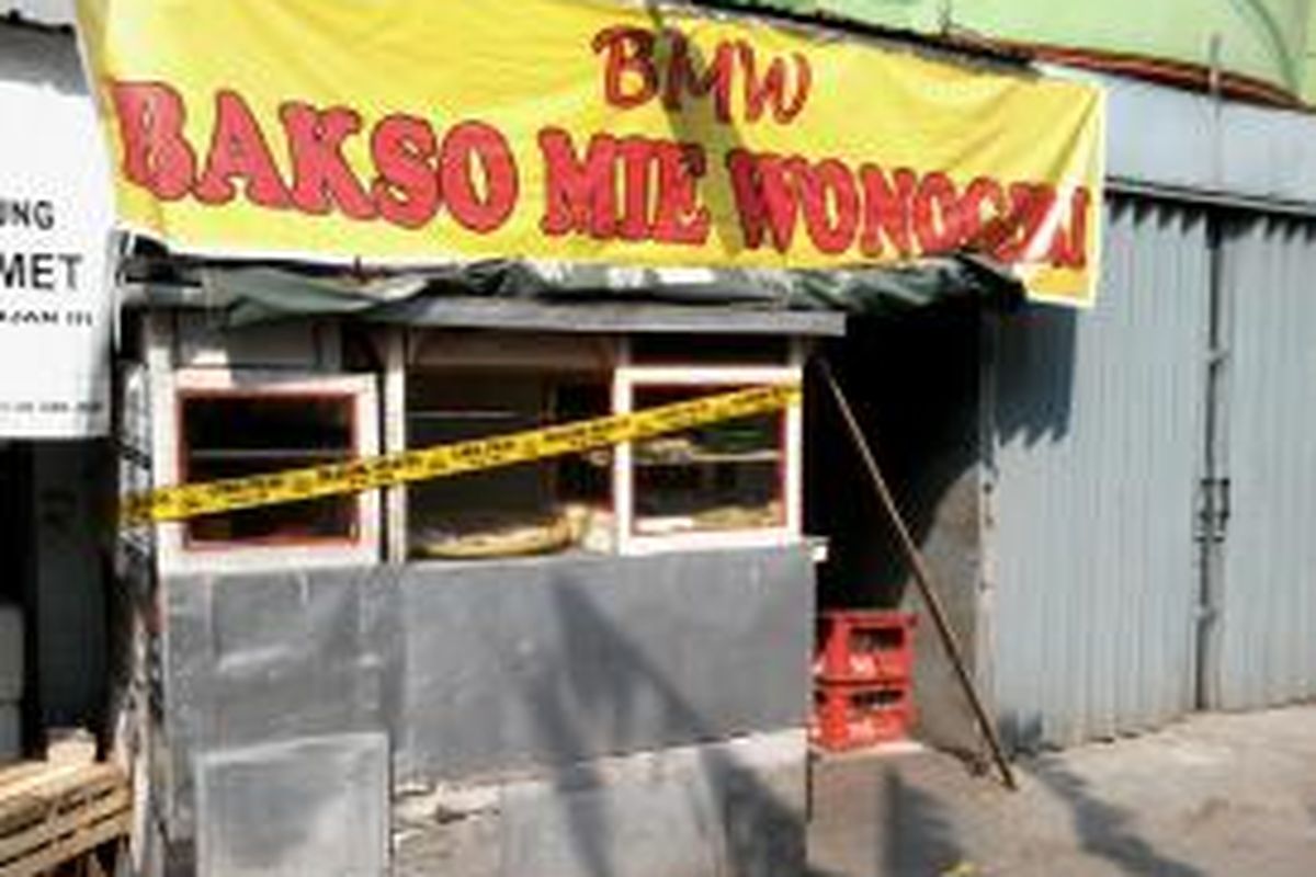 Warung usaha penjual bakso daging celeng di Pekojan Raya, Kecamatan Tambora Jakarta Barat.