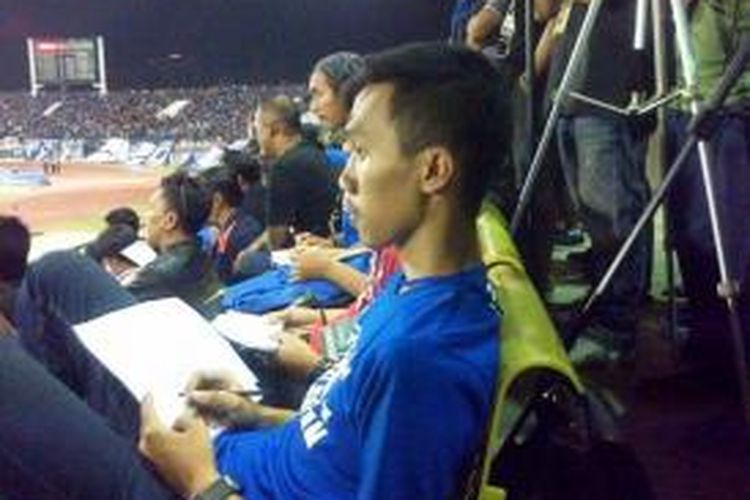 Seorang yang tergabung dalam tim Arema Stats sedang menghitung data statistik Arema pada laga semifinal kedua Piala Presiden melawan Sriwijaya FC, Minggu (11/10/2015).