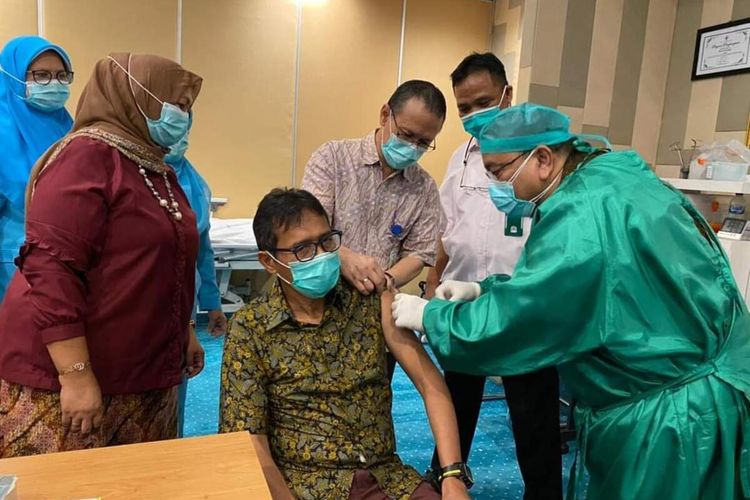 Mantan Gubernur Sumbar Irwan Prayitno disuntik vaksin, 2 Maret 2021 di RSUP M Djamil Padang