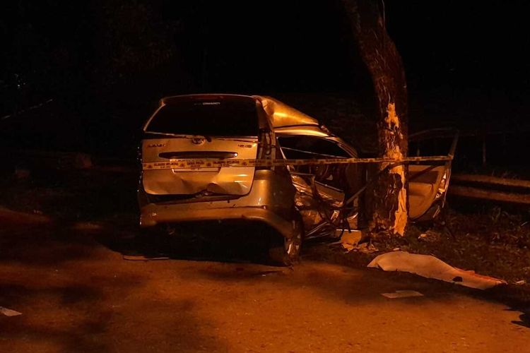 Sebuah mobil Avanza mengalami kecelakaan tunggal di Jalan dr Leimena, Desa Tairi, Kecamatan Teluk Ambon, Kota Ambon, Maluku Sabtu malam (2/9/2023)