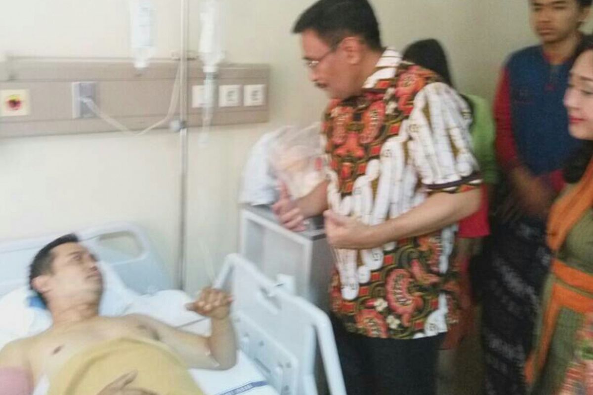 Pelaksana tugas (Plt) Gubernur DKI Jakarta Djarot Saiful Hidayat menjenguk korban ledakan bom di Kampung Melayu di RSUD Budhi Asih, Cawang, Jakarta Timur, bersama istrinya, Happy Farida, Kamis (25/5/2017).