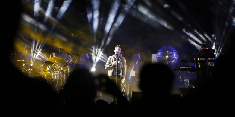 Shane Filan tampil di Prambanan Jazz Festival 2017 di kompleks Candi Prambanan, Yogyakarta, Jumat (18/8/2017). Prambanan Jazz Festival berlangsung selama tiga hari dari 18 sampai 20 Agustus 2017 di Candi Prambanan, Yogyakarta.