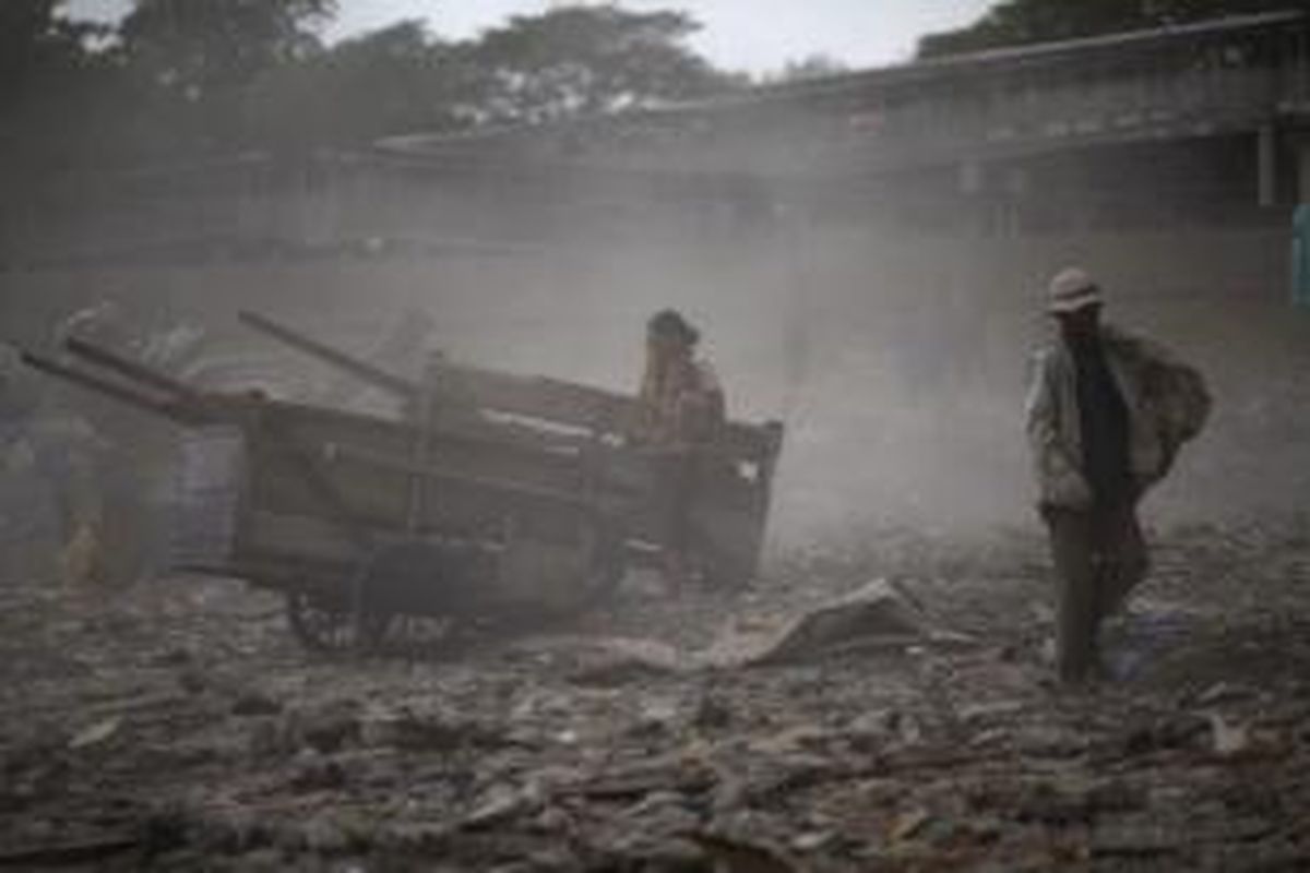 Pemulung mencari besi bekas di antara puing-puing yang sudah dirobohkan alat berat di bantaran Waduk Ria Rio, Kecamatan Pulogadung, Jakarta Timur, Senin (17/11/2014). Selain untuk mengurangi banjir di kawasan Pulogadung, perluasan yang merupakan bagian dari normalisasi Waduk Ria Rio tersebut juga akan dijadikan taman.