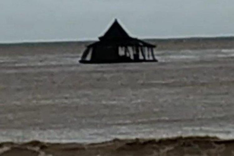 Sebuah masjid hanyut hingga ke tengah laut di Pacitan, Jawa Timur.
