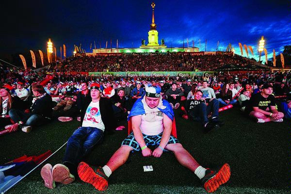 Pendukung Rusia kecewa saat menonton laga Grup A antara Rusia dan Yunani melalui layar lebar di Moskwa, Sabtu (16/6). Pertandingan di Piala Eropa 2012 itu berakhir 1-0 untuk Yunani.
