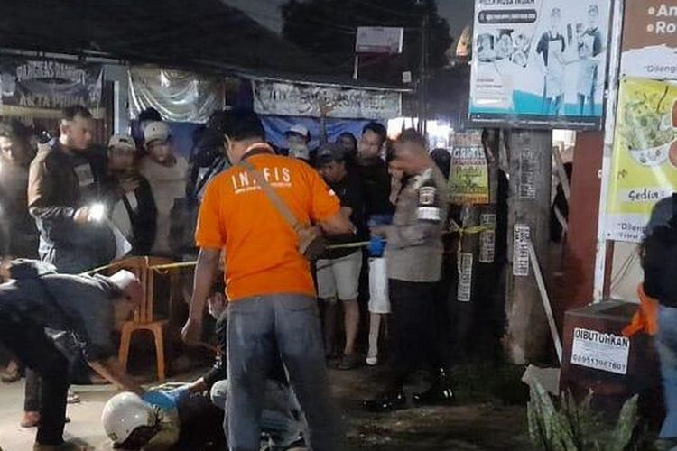 Polisi sedang melakukan olah tempat kejadian perkara kasus begal yang menewaskan pengendara motor asal Bandung di Jalan Letda Nasir, Desa Bojong Kulur, Kecamatan Gunung Putri, Kabupaten Bogor, Jawa Barat, Senin (1/4/2024) pukul 00.30 WIB