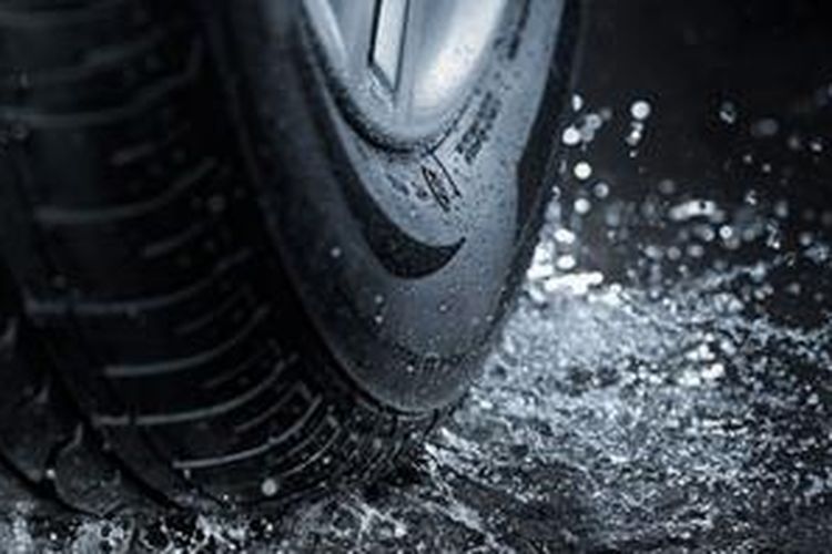Ilustrasi - aquaplaning.