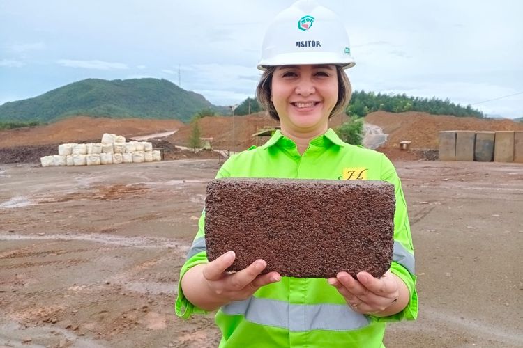 Batako yang terbuat dari formulasi slag nikel 85 persen, fly ash 10 persen dan semen 5 persen ini declaim kokoh, kuat, dan ramah lingkungan. Corporate Affairs Manager Harita Nickel Anie Rahmi tampak memegang batako slag nikel dengan berat 1 kg.