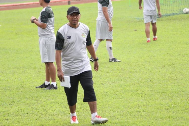 Pelatih Tira Persikabo, Rahmad Darmawan, saat memimpin latihan timnya, Jumat (15/1/2019).