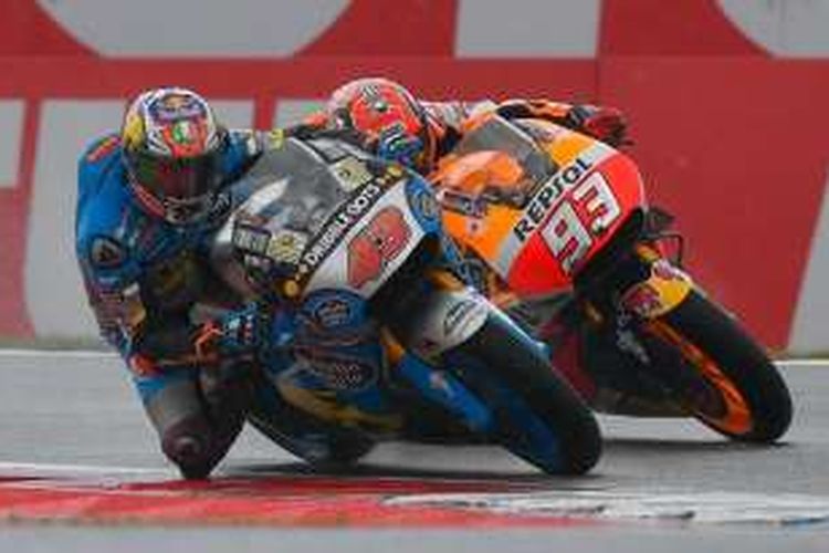 Pebalap Marc VDS asal Australia, Jack Miller (kiri), melewati pebalap Repsol Honda asal Spanyol, Marc Marquez, pada balapan GP Belanda di Sirkuit Assen, Minggu (26/6/2016).