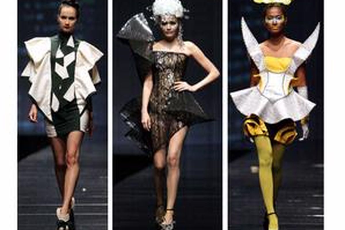 42 alumnus Lembaga Pengajaran Tata Busana Susan Budihardjo ikut meramaikan acara kelulusan siswa tahun 2010.