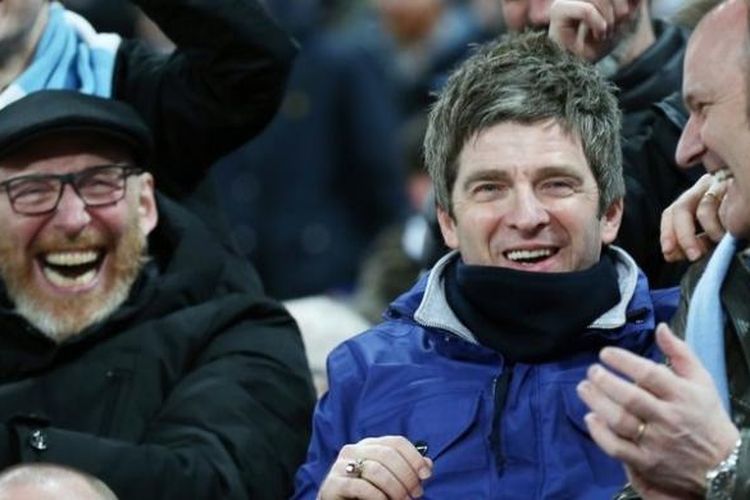 Gitaris Oasis, Noel Gallagher (kedua dari kanan), dikenal sebagai pendukung berat Manchester City. Noel pun menghadiri partai final Piala Liga Inggris antara Liverpool dan City di Stadion Wembley, Minggu (28/2/2016).