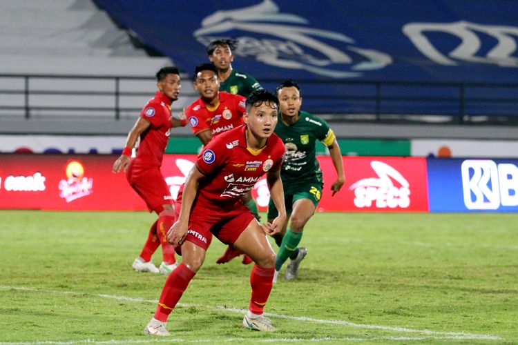 Pemain Persija Jakarta Syahrian Abimanyu saat pertandingan pekan 25 Liga 1 2021-2022 melawan Persebaya Surabaya yang berakhir dengan skor 3-3 di Stadion Kapten I Wayan Dipta Gianyar, Senin (14/2/2022) malam.