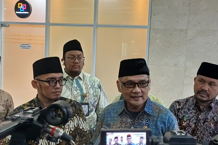 Menteri Haji, Mochamad Irfan Yusuf (kanan) dan Wakil Menteri Haji, Dahnil Anzar Simanjuntak (kiri) saat ditemui di Kompleks Parlemen, Senayan, Jakarta, Selasa (30/9/2025).