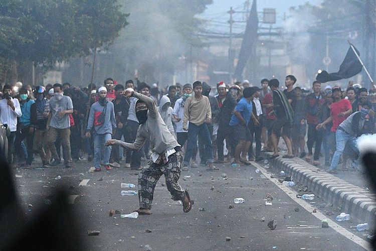 Bentrok antara polisi dan massa aksi di Jalan KS Tubun, Jakarta, Rabu (22/5/2019). Bentok terjadi setelah massa dipukul mundur dari kericuhan di Tanah Abang, Jakarta Pusat, Selasa (21/5/2019) malam.