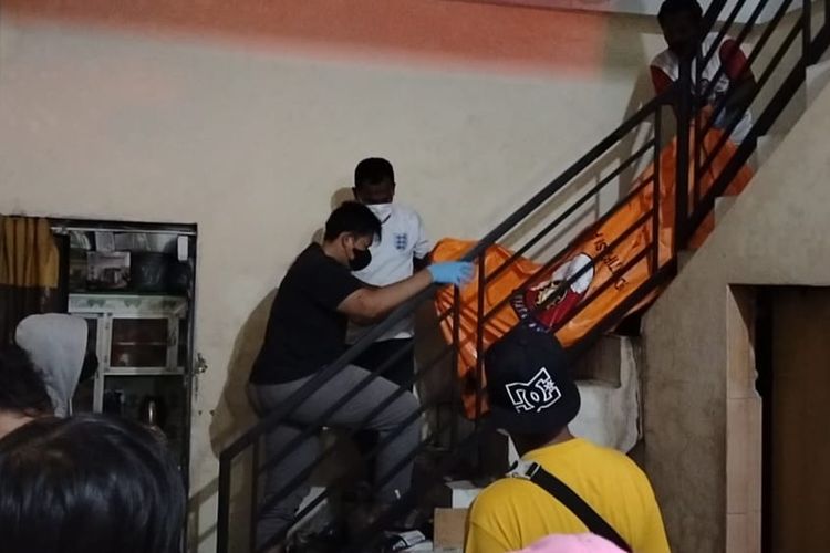 Polisi mengevakuasi satu keluarga yang ditemukan meninggal dunia di Jalan Marelan, Kelurahan Terjun, Kecamatan Medan Marelan, Kota Medan pada Senin (1/12/2025). 