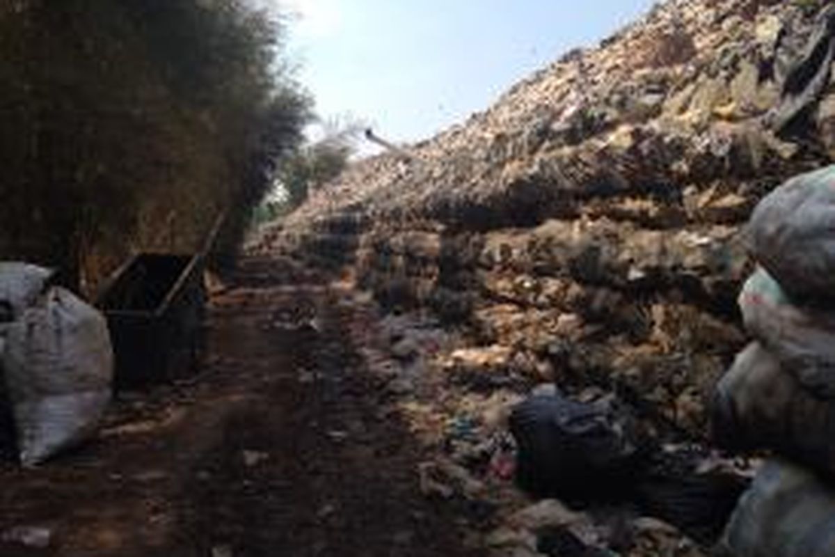 Tampak tanggul dari bebatuan dirangkai untuk menahan tumpukan sampah di dalam TPA (Tempat Pembuangan Akhir) Cipeucang, Kecamatan Setu, Tangerang Selatan, Selasa (4/8/2015). 