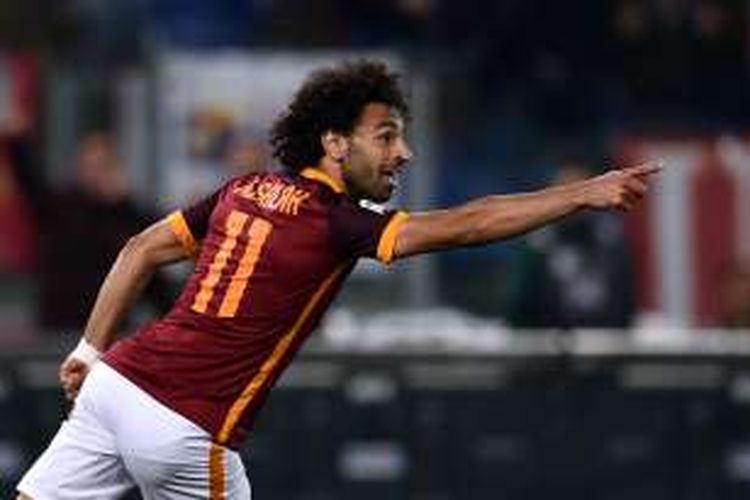 Gelandang AS Roma asal Mesir, Mohamed Salah, melakukan selebrasi setelah mencetak gol ke gawang Bologna pada pertandingan Serie A di Olimpico, Senin (11/4/2016).