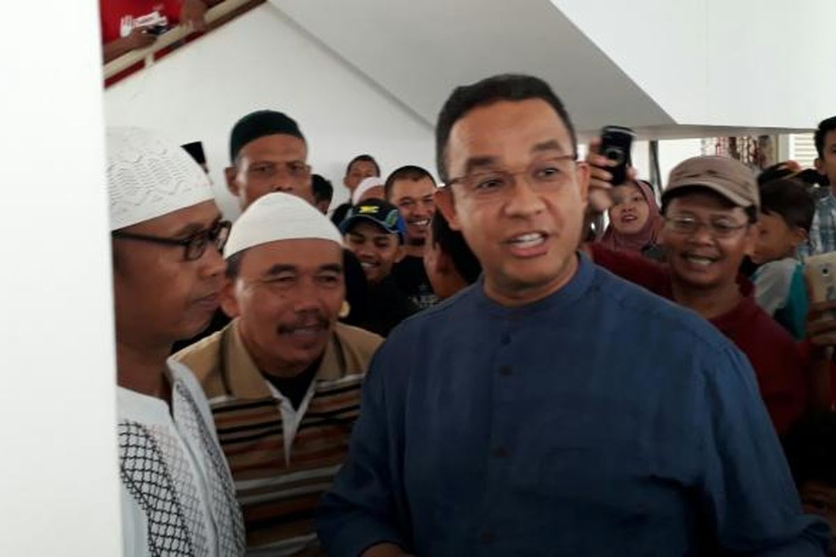 Calon gubernur DKI Anies Baswedan mengunjungi Rusun Rawa Bebek di Cakung, Jakarta Timur, Selasa (21/2/2017). Anies tiba ke Rusun Rawa Bebek baru khusus keluarga yang belum lama dibangun.