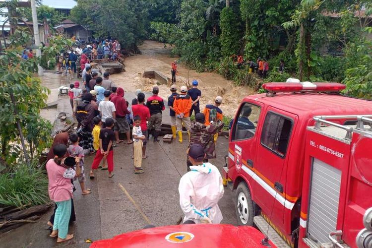 Proses evakuasi warga yang terendam banjir di Kabupaten Lampung Barat, Minggu (13/11/2022). Bencana longsor dan banjir melanda sejumlah wilayah di Kabupaten Lampung Barat dan Pesisir Barat setelah hujan melanda sejak Sabtu (12/11/2022) malam.