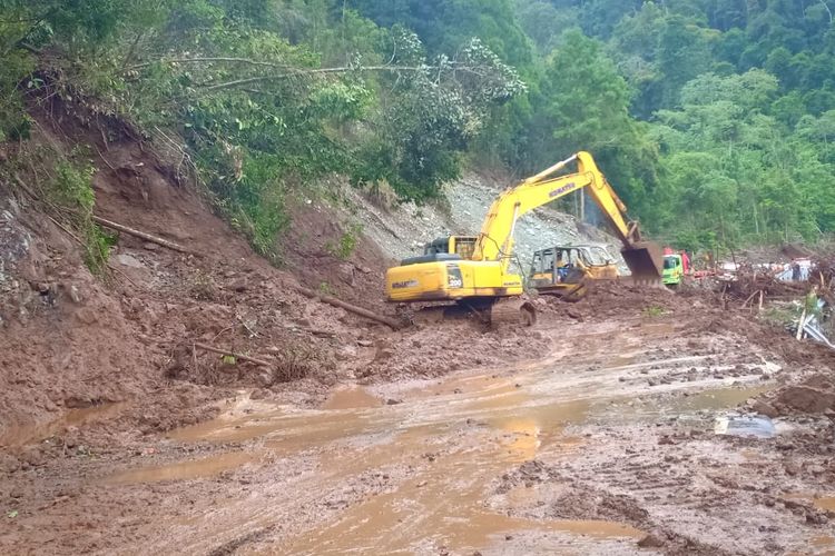 2 alat berat tengah melakukan pembersihan jalur alternatif trans Kalimantan yang tertutup tanah longsor, di Desa Emil Baru, Tanah Bumbu, Kalsel, Selasa (31/12/2019).