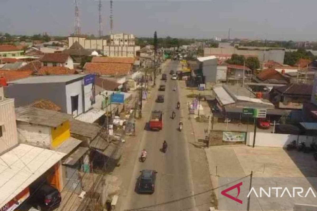 Ruas Jalan Cikarang-Cibarusah Kabupaten Bekasi, Jawa Barat. 
