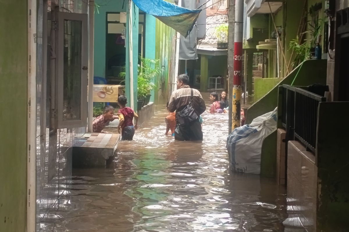 Situasi Kebon Pala, Jatinegara Jakarta Timur yang terendam banjir, Senin (12/1/2026).