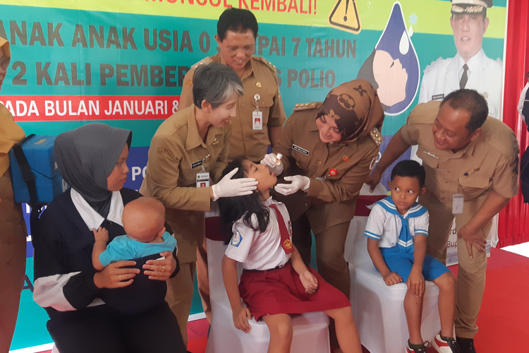 Bupati Klaten Sri Mulyani, Wakil Bupati Yoga Hardaya dan Kepala Dinas Jawa Tengah Yunita Dyah secara simbolis meneteskan vaksin polio dalam Pencanangan Sub Pekan Imunisasi Nasional (PIN) Polio Kabupaten Klaten di Kantor Desa Tanjungsari, Kecamatan Manisrenggo, Klaten, Jawa Tengah, Senin (15/1/2024).