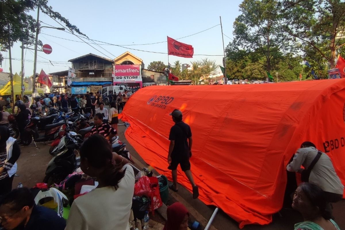 BPBD DKI Jakarta telah membangun satu tenda pengungsian guna menampung korban kebakaran di Jalan Manggarai II, Tebet, Jakarta Selatan. 