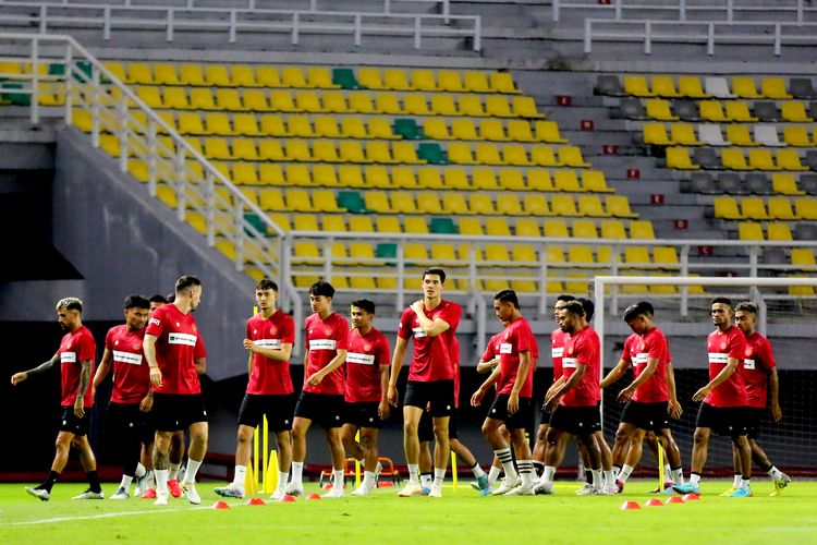 Pemain Timnas Indonesia saat latihan sehari jelang FIFA Matchday melawan Palestina di Stadion Gelora Bung Tomo Surabaya, Selasa (13/6/2023) malam.