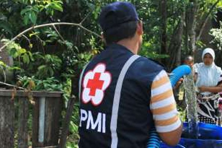 Relawan PMI Aceh Utara menyuplai air bersih untuk korban gempa di Desa Pante Berne, Kecamatan Bandar Dua, Pidie Jaya, Selasa (27/12/2016). 