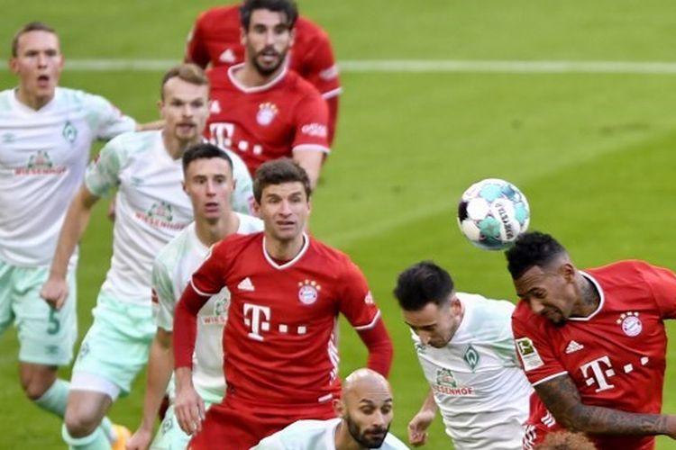 Jerome Boateng mencoba menyundul bola dalam pertandingan Bayern Muenchen vs Werder Bremen pada pekan kedelapan Bundesliga Jerman yang digelar di Stadion Allianz Arena, Sabtu (21/11/2020) malam WIB.