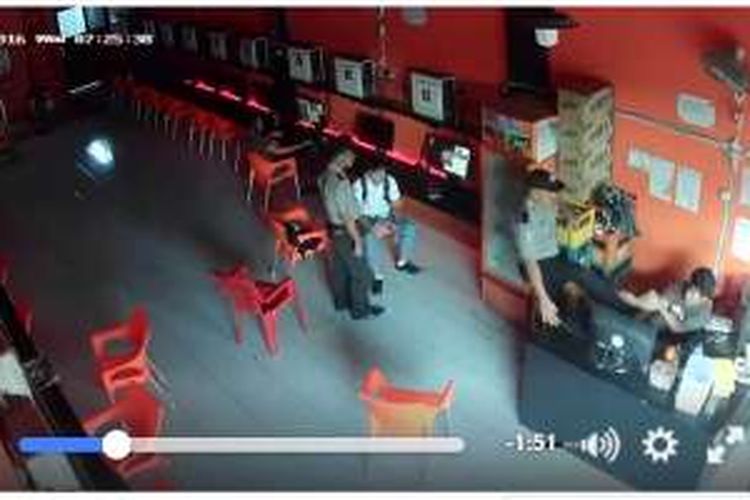 Cuplikan video memperlihatkan seorang polisi menganiaya penjaga Warnet Bloody di Medan, Sumatera Utara, Rabu (3/8/2016). 