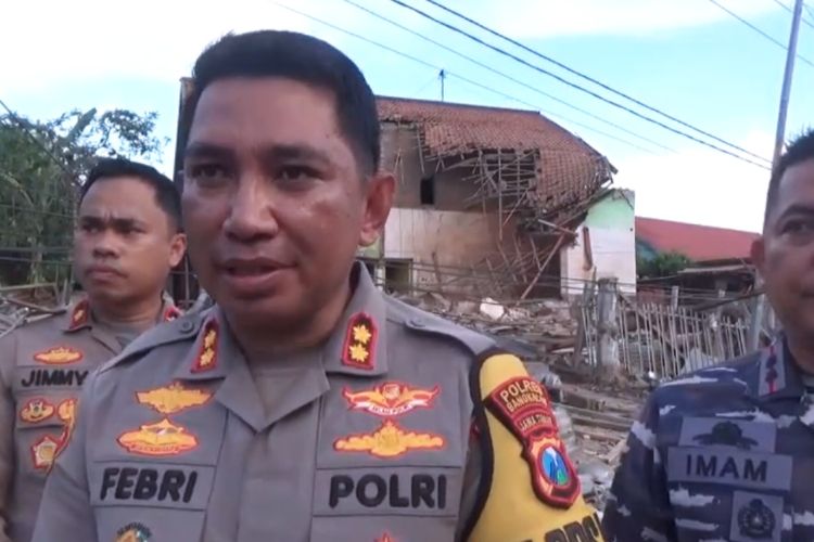 Kapolres Bangkalan, Jawa Timur, AKBP Febri Isman Jaya menjelaskan tentang korban ledakan mortir di Desa Banyuajuh, Kecamatan Kamal, Jumat (29/12/2023).