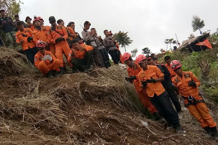 Sejumlah relawan melakukan tabur bunga dan doa di lokasi jatuhnya helikopter Basarnas di pegunungam Butak, Canggal, Candiroto, Kabupaten Temanggung, Kamis (6/7/2017).