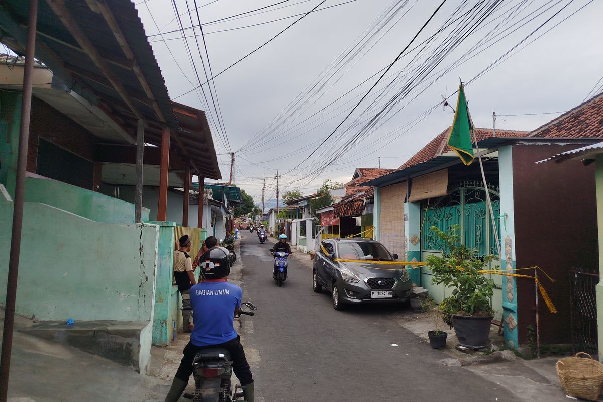 TKP rumah suami bunuh istri di Banyuwangi menjadi tontonan warga. 