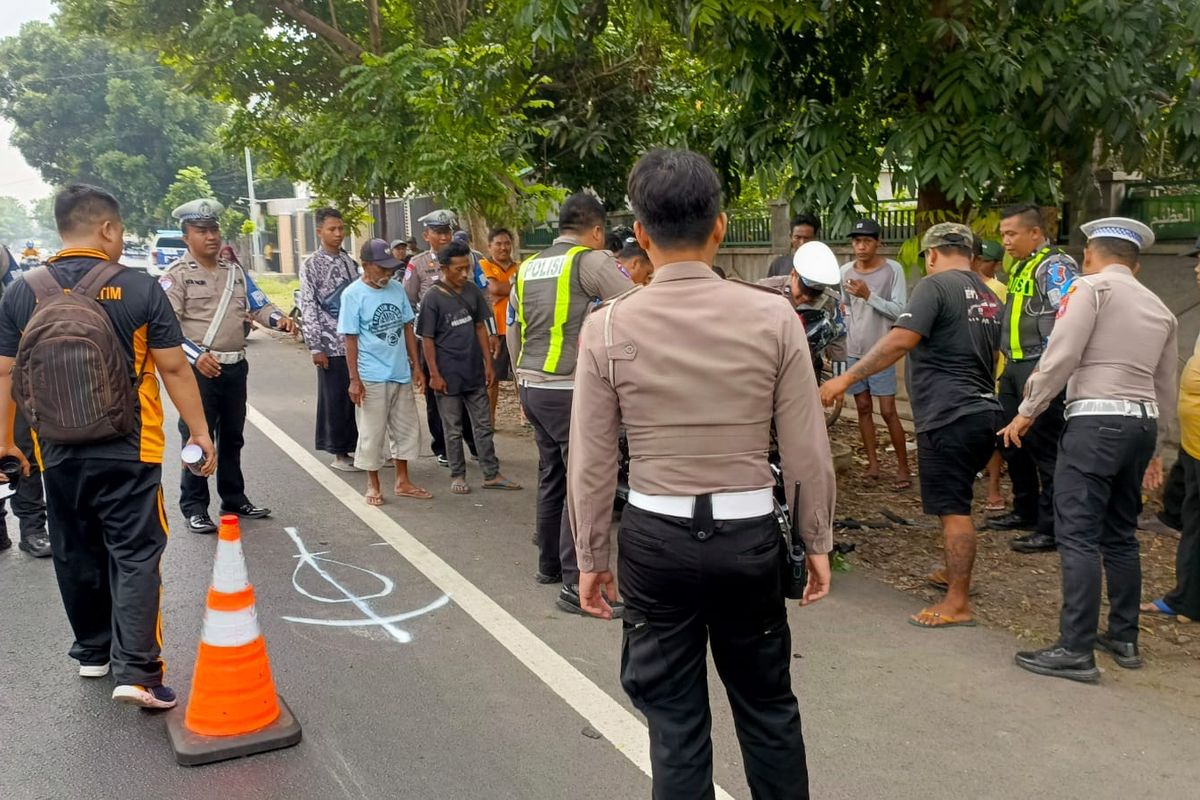 Foto: Satlantas Polres Situbondo Polda Jatim melakukan olah tempat kejadian perkara kecelakaan korban tewas di Jalan Raya Asembagus, Kecamatan Asembagus, Kabupaten Situbondo, Provinsi Jawa Timur pada Jumat (14/2/2025).