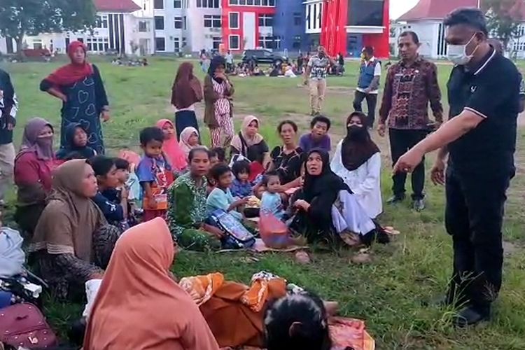 Foto : Bupati Sikka, Fransiskus Roberto Diogo, memantau langsung para warga yang mengamankan diri di lapangan kantor bupati, Selasa sore. 