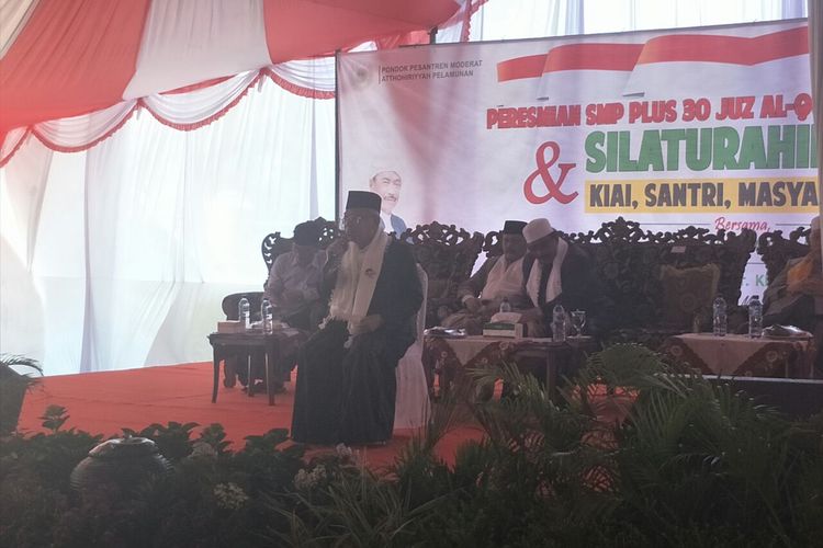 Calon wakil presiden nomor urut 01 Maruf Amin bersilaturahim dengan para kiai, santri, dan masyarakat Banten di Pondok Pesantren Atthohiriyah, Serang, Sabtu (6/4/2019). 