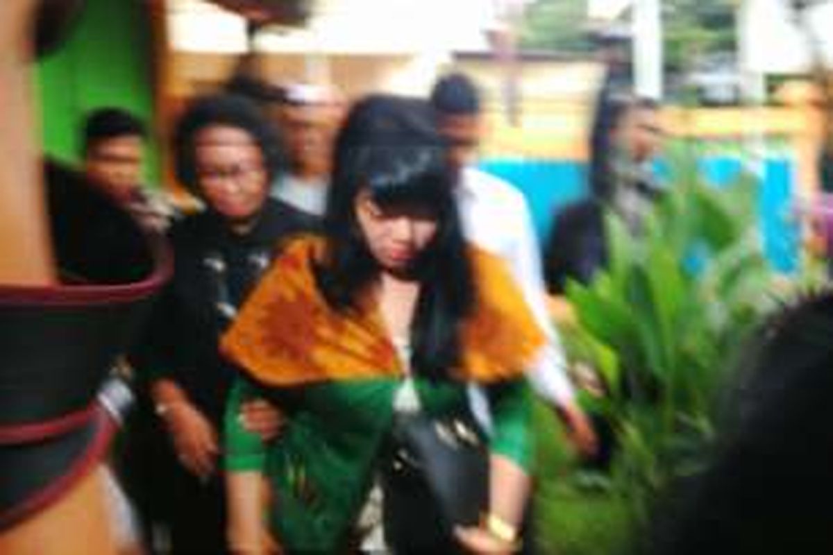 Dita Aditya mendatangi kantor LBH Apik di Jakarta Timur. Senin (1/2/2016)
