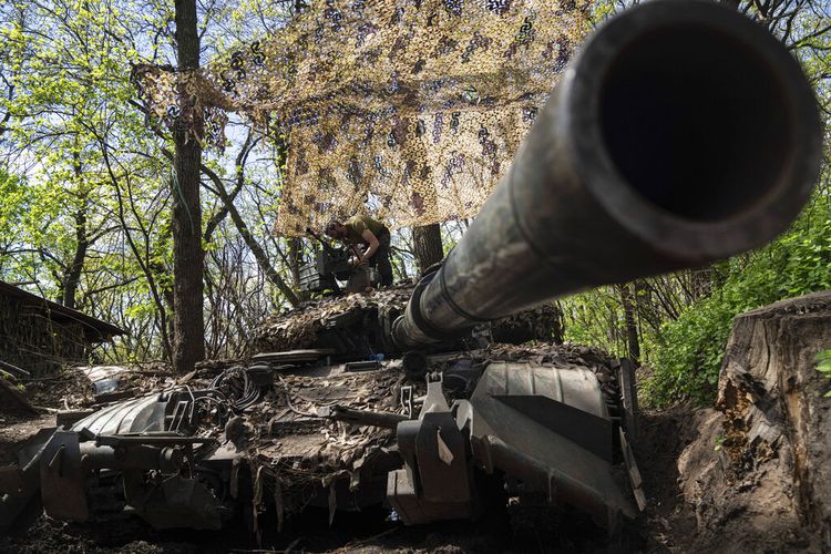 Prajurit Ukraina memasang senapan mesin di tangki selama pekerjaan perbaikan setelah berperang melawan pasukan Rusia di wilayah Donetsk, Ukraina timur, Rabu, 27 April 2022. 