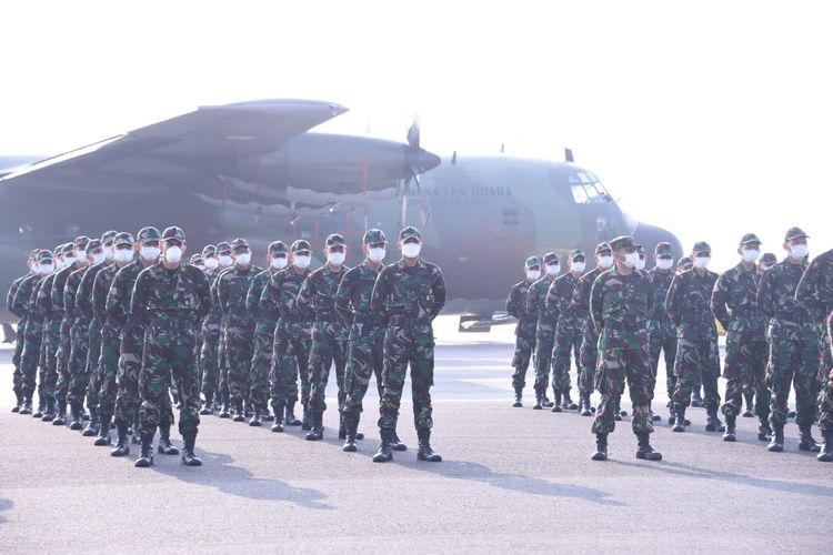 TNI mengirimkan 122 tenaga kesehatan dari perwira siswa prajurit karier TNI khusus tenaga kesehatan ke Daerah Istimewa Yogyakarta (DIY) melalui Lanud Halim Perdanakusuma, Jakarta Timur, Senin (9/8/2021).