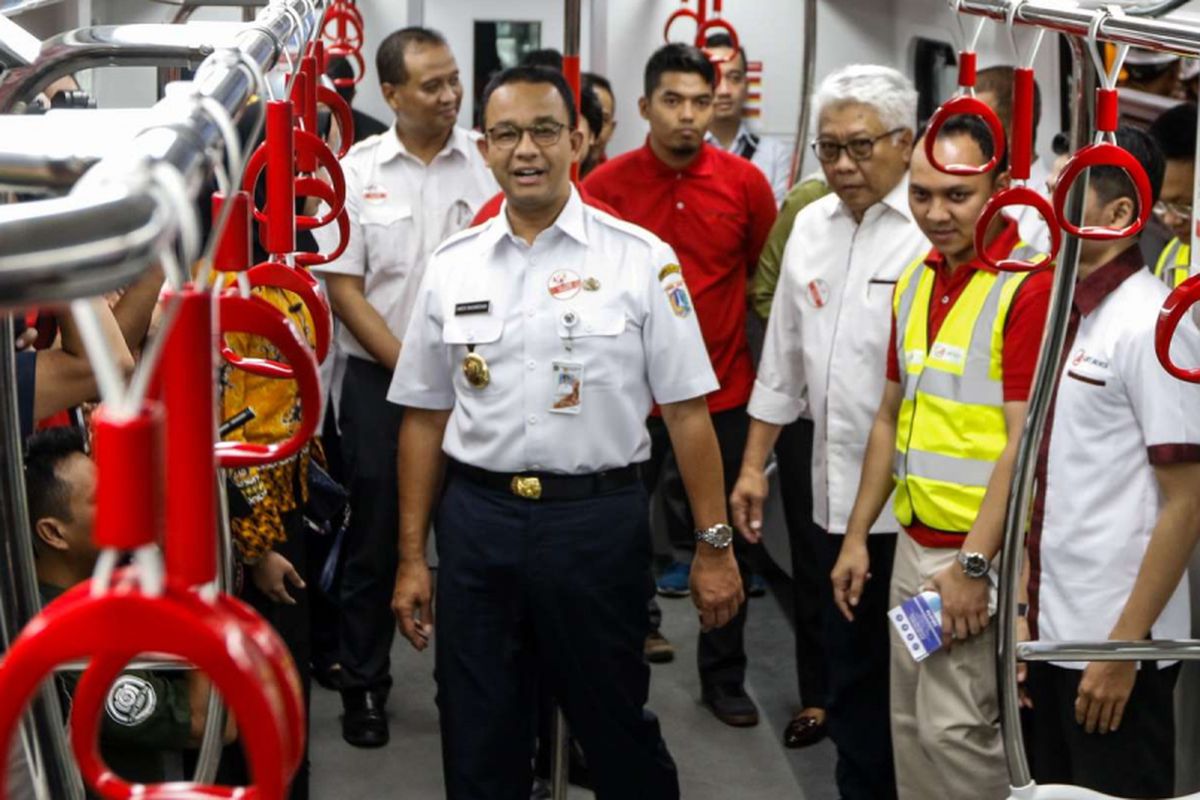 Gubernur DKI Jakarta Anies Baswedan meninjau Light Rail Transit (LRT) Jakarta di Stasiun Velodrome, Jakarta, Rabu (12/9/2018). LRT rute Velodrome hingga Kelapa Gading tersebut sedang dilakukan uji coba terbatas tahap I yang berlangsung hingga 14 September 2018.