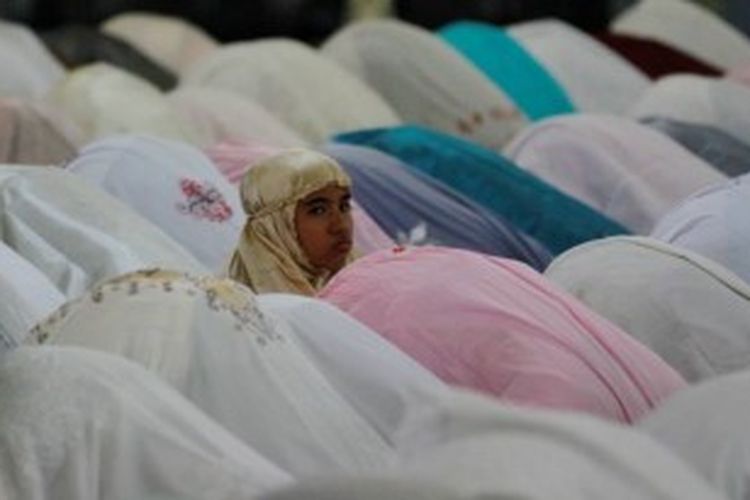Umat Islam mengikuti solat Tarawih pertama bulan Ramadan 1433 H di Masjid Gede Kauman, kota Yogyakarta, Kamis (19/7/2012). Sebagian umat Islam melaksanakan awal puasa pada Jumat (20/7) dan pemerintah menetapkan awal puasa Ramadan pada Sabtu (21/7/2012).  