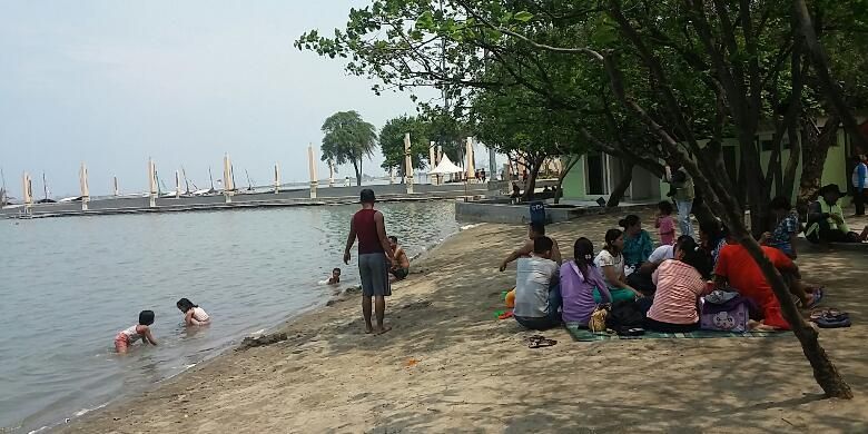 Sejumlah pengunjung di Pantai Ancol, Jakarta Utara pada Selasa (1/12/2015)