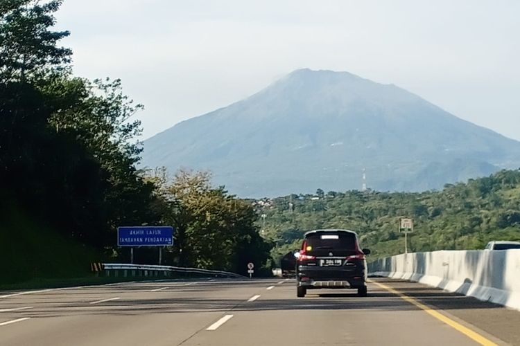 Panoramic Toll Road, Tol Semarang-Solo dikelilingi Gunung Merapi, Merbabu, Sumbing, Sindoro, dan Gunung Ungaran.
